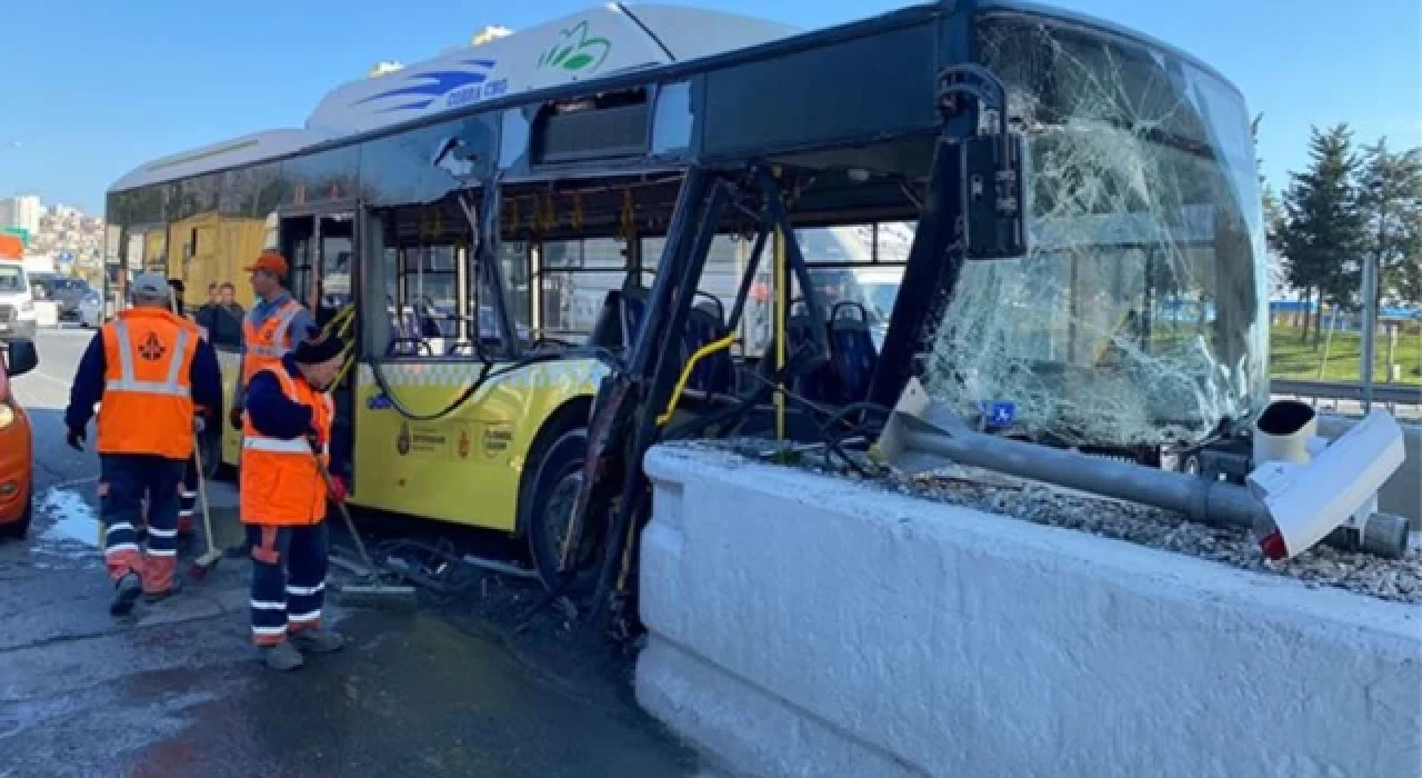 İETT otobüsü gişe betonlarına çarptı: Faciadan dönüldü