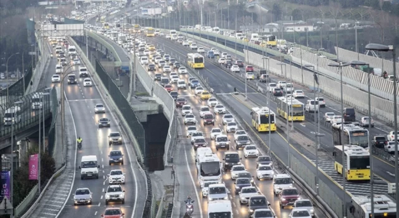 İstanbul'da sabah başlayan trafik yoğunluğu devam ediyor