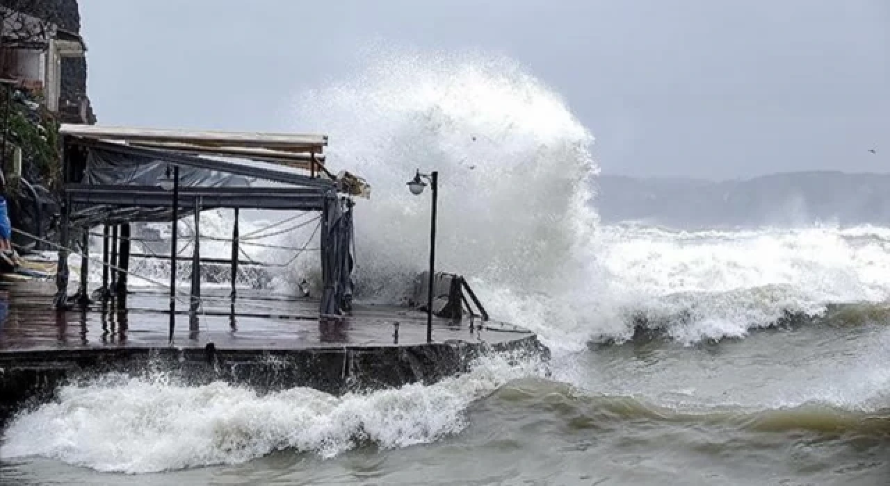 İzmir'de vapur seferlerine fırtına engeli