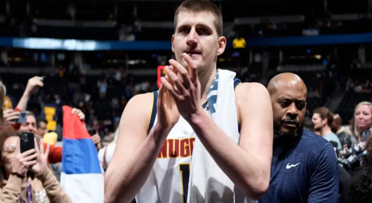 Jokic NBA tarihine geçti; Nuggets play-off biletini aldı