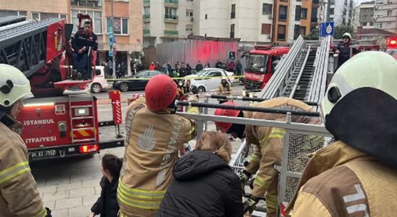 Kadıköy'de istinat duvarı çöktü, 5 katlı bina tahliye edildi