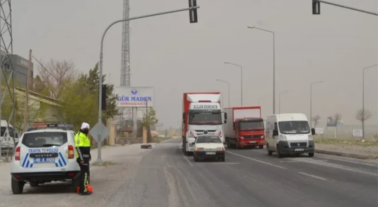 Kum fırtınası: Aksaray-Adana kara yolu trafiğe kapatıldı