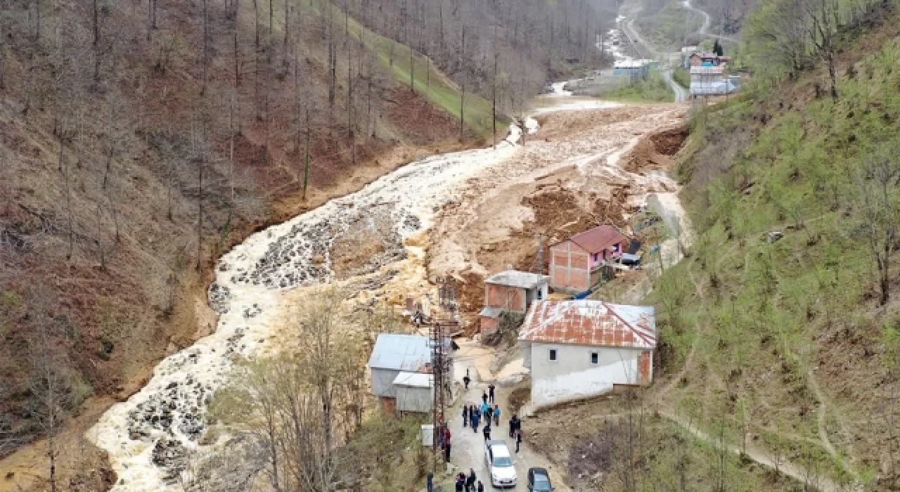 Trabzon'da heyelan: 5 bina toprak altında kaldı