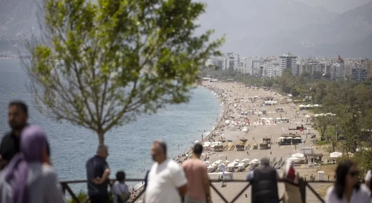 Antalya sahillerinde bayram hareketliliği