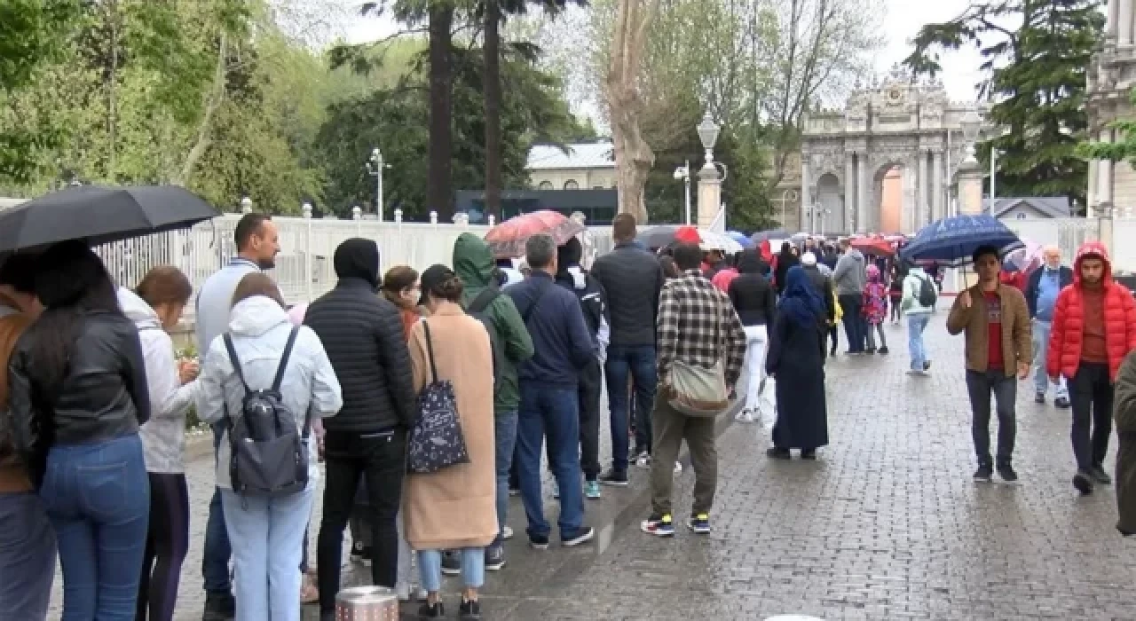 Dolmabahçe Sarayı'nda ziyaretçi yoğunluğu