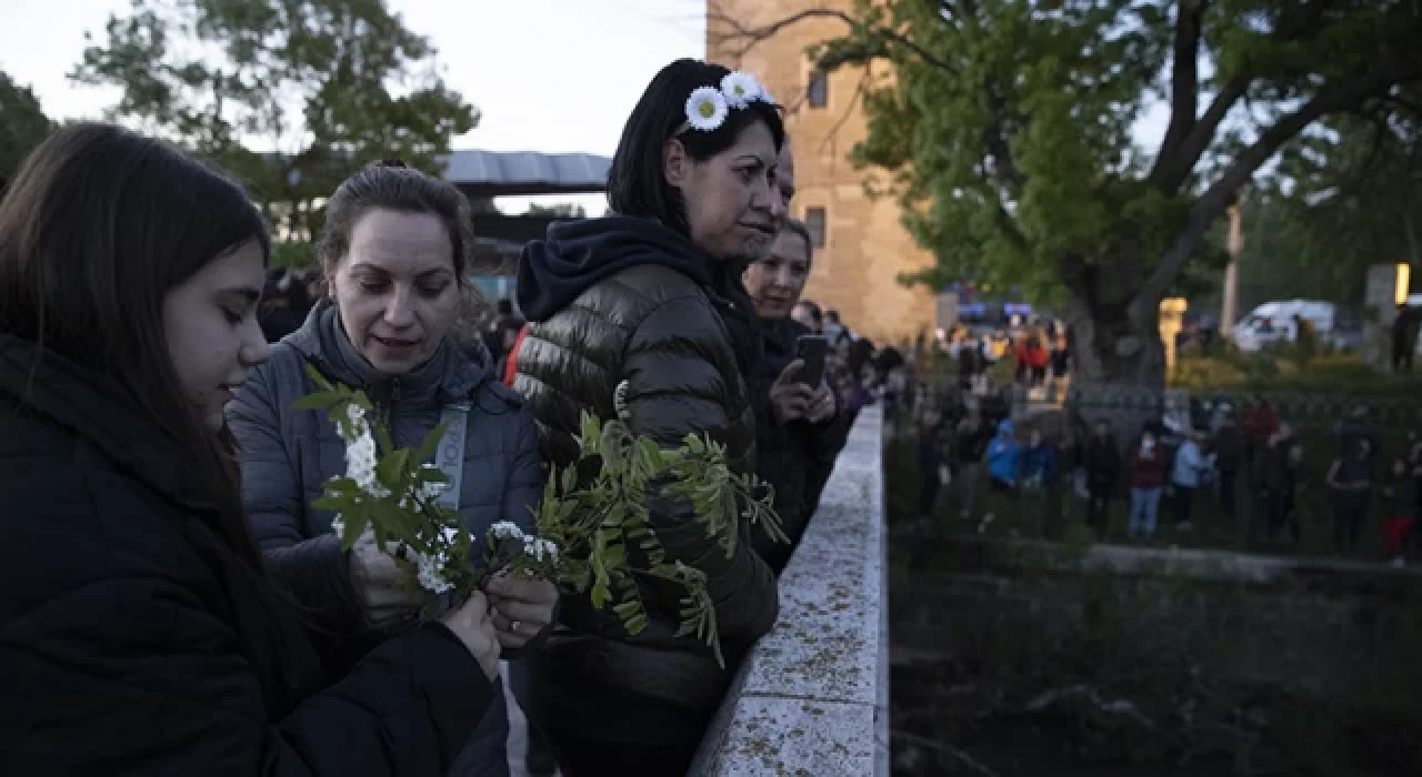 Edirne'de dileklerin yazılı olduğu kağıtlar Tunca Nehri'ne bırakıldı