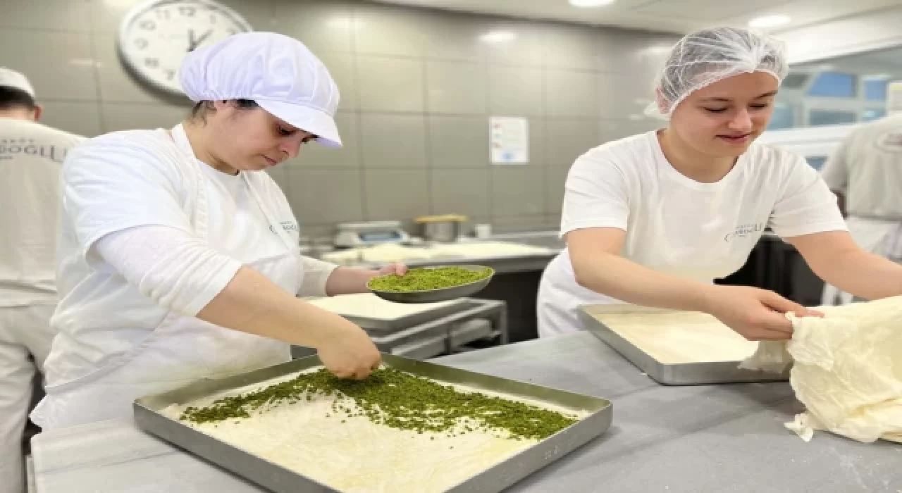 Karaköy Güllüoğlu ve Enstitü İstanbul İSMEK  Kadın Baklava Ustaları Yetiştiriyor