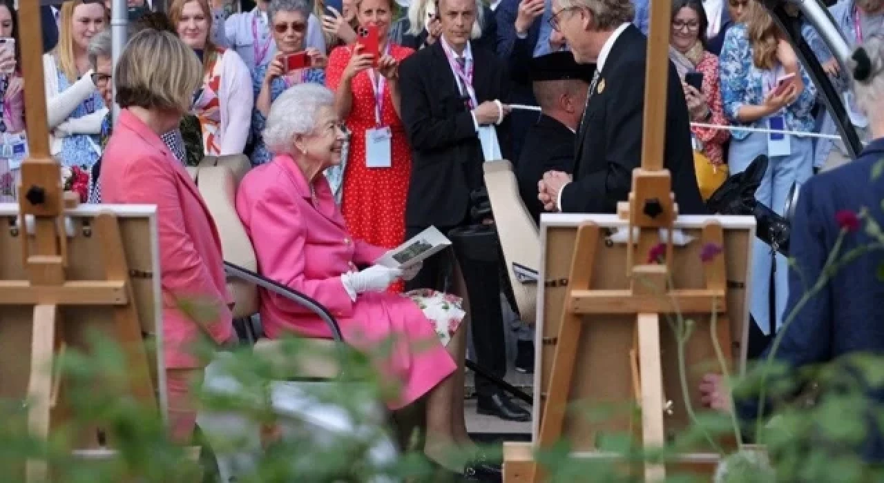 Kraliçe Elizabeth çiçek fuarında