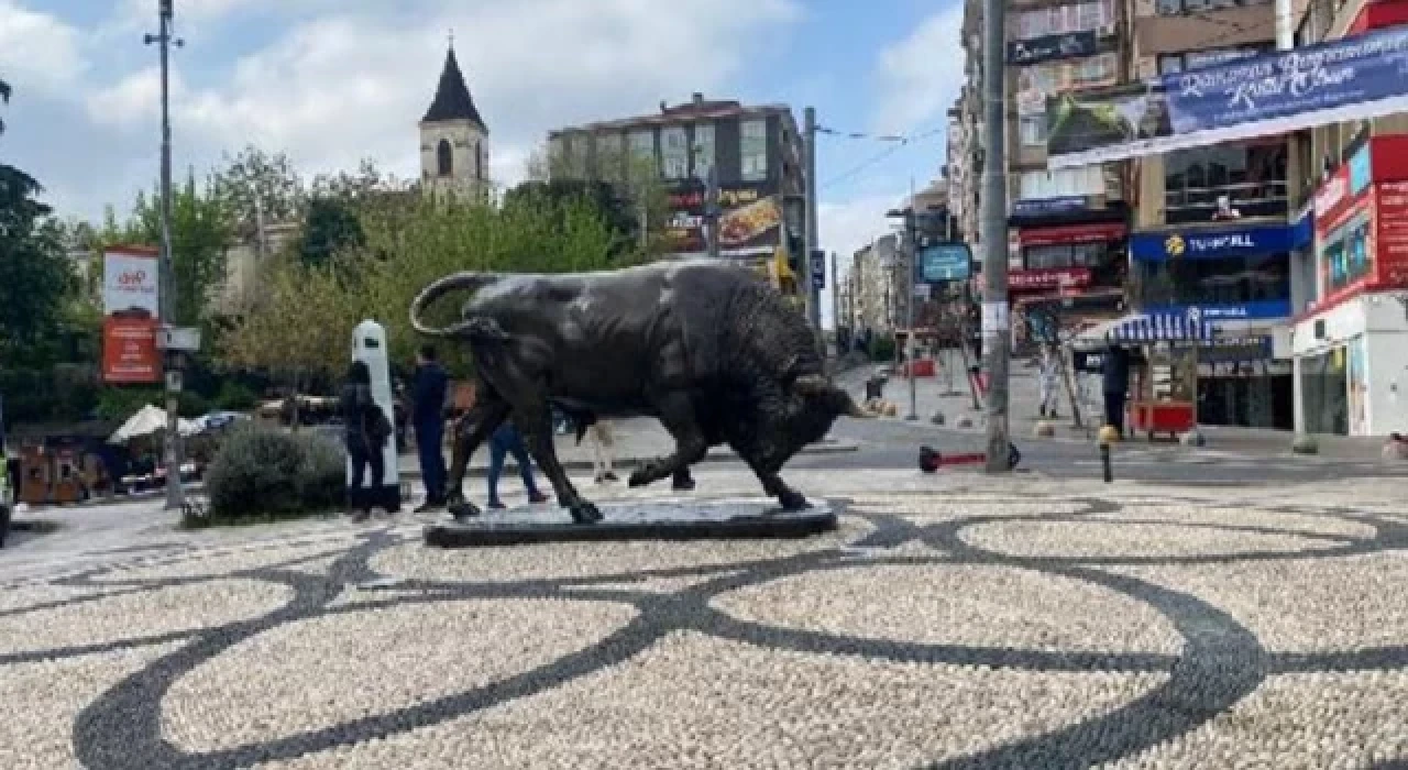 Restorasyonu tamamlanan boğa heykeli tekrar yerine döndü