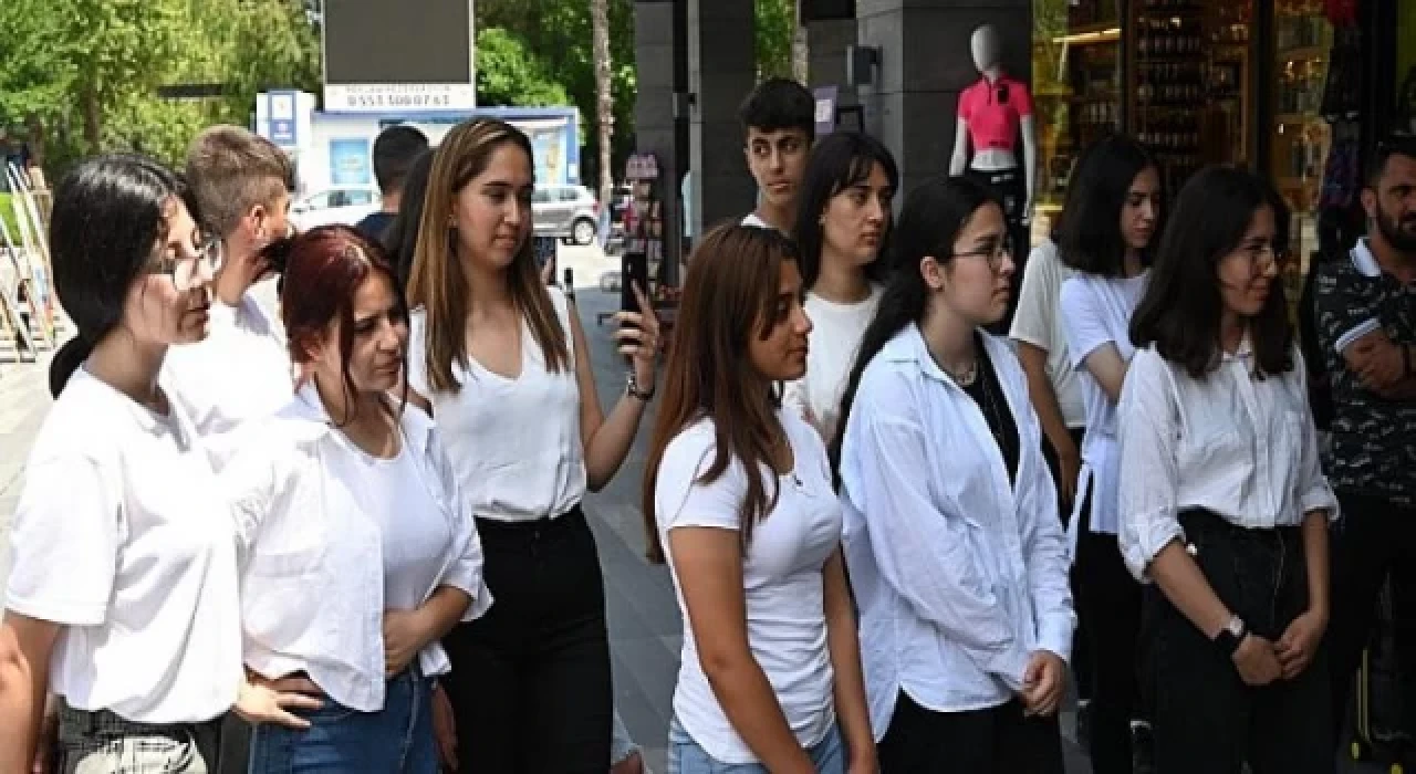 Ünal Aysal Anadolu Lisesi Resim Sergisi Açıldı