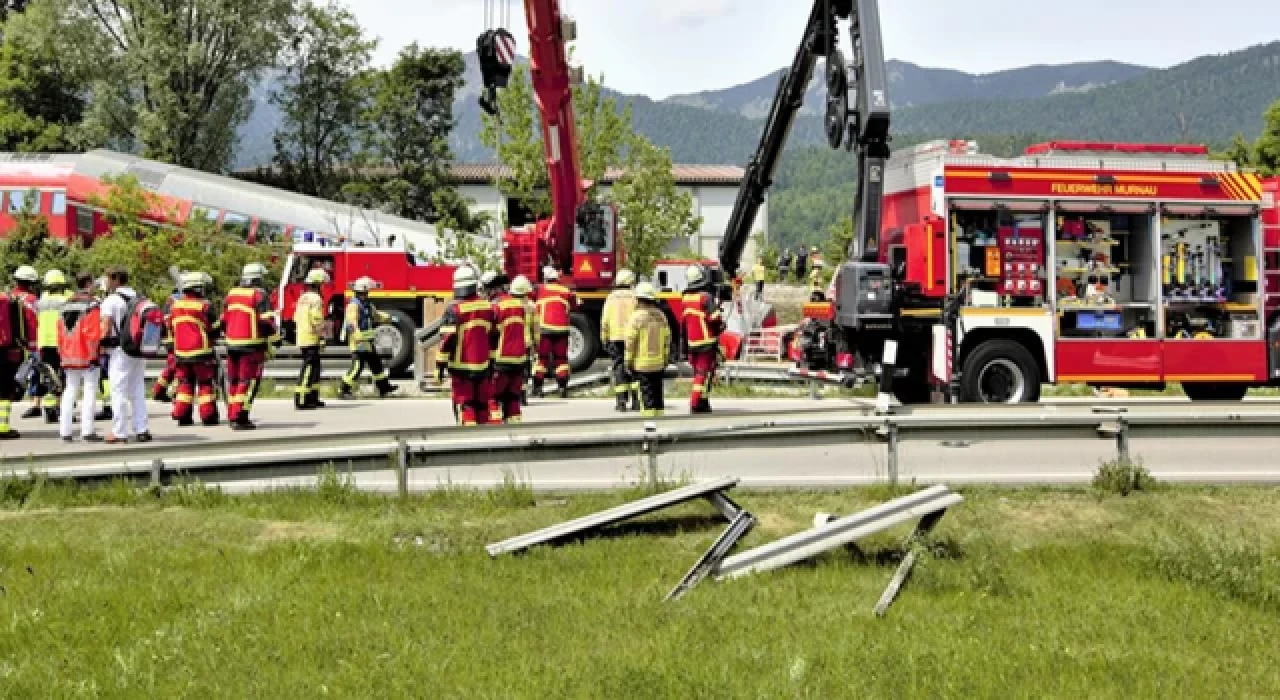 Almanya'da bir tren yoldan çıktı: 4 ölü