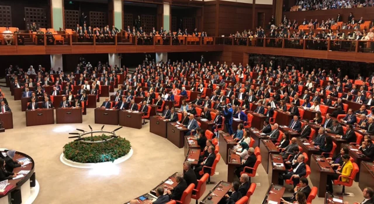 Emekli aylıklarını yükseltme ve öğrenci affını içeren torba teklif komisyonda kabul edildi