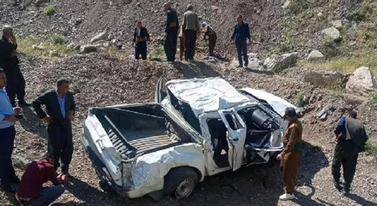 Enerji dağıtım şirketi kamyonu şarampolden aşağı yuvarlandı: 3 ölü, 2 yaralı