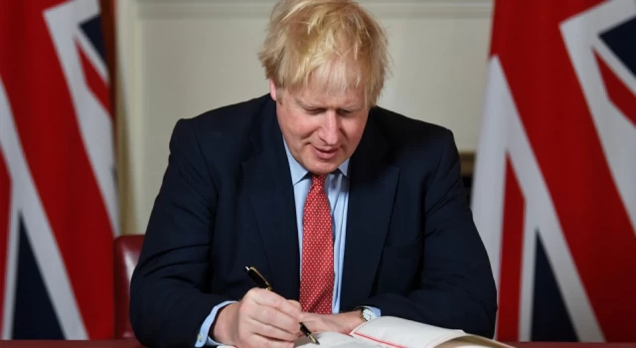 İngiltere Başbakanı Boris Johnson görevine devam edecek