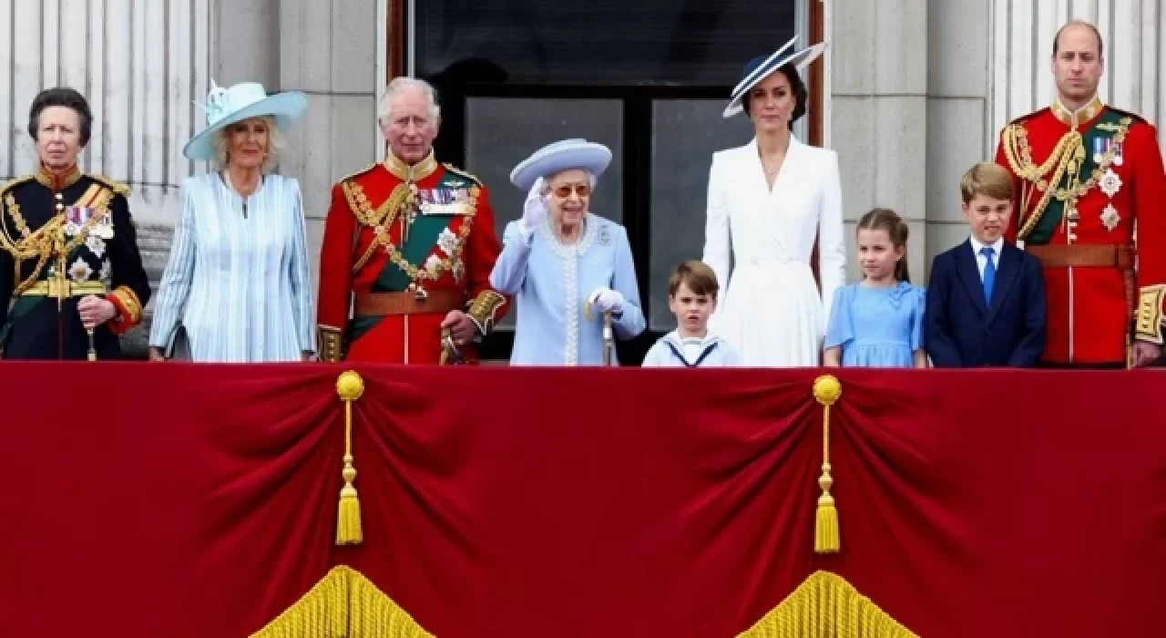 İngiltere'de Kraliçe 2. Elizabeth'in tahta çıkışının 70. yılı kutlanıyor