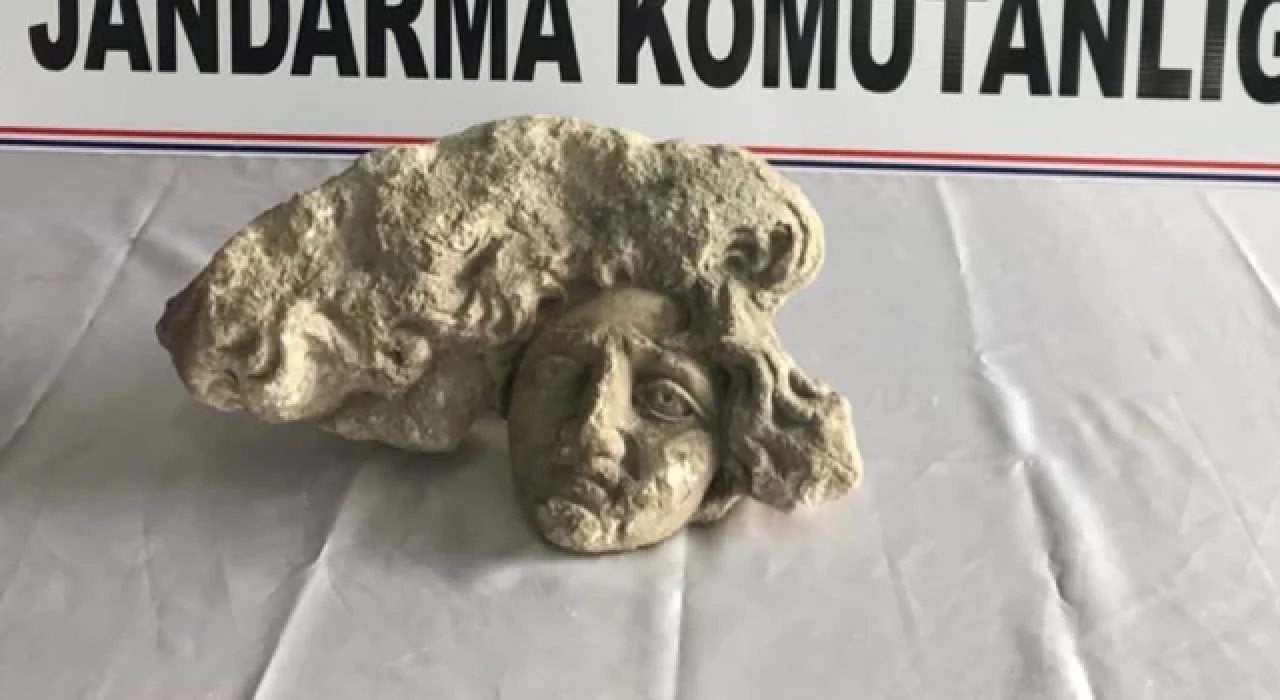 Isparta'da yurt dışına kaçırılmaya çalışılan Medusa başı heykeli ele geçirildi