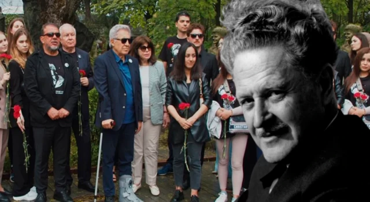 Nazım Hikmet, Moskova'daki mezarı başında yağmur altında anıldı