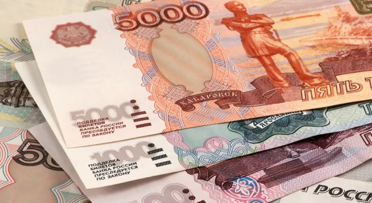 Ruble 7 senenin zirvesini gördü