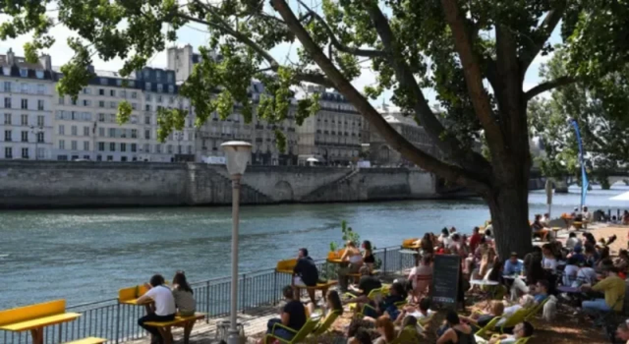 ABD’li turiste Paris'te umumi tuvalette tecavüz edildi