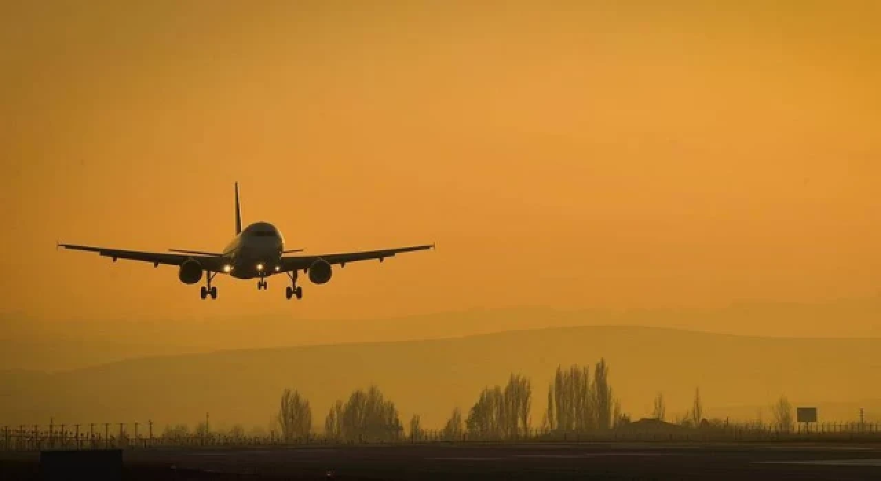 Antalya’ya giden uçağın pilotu bayıldı