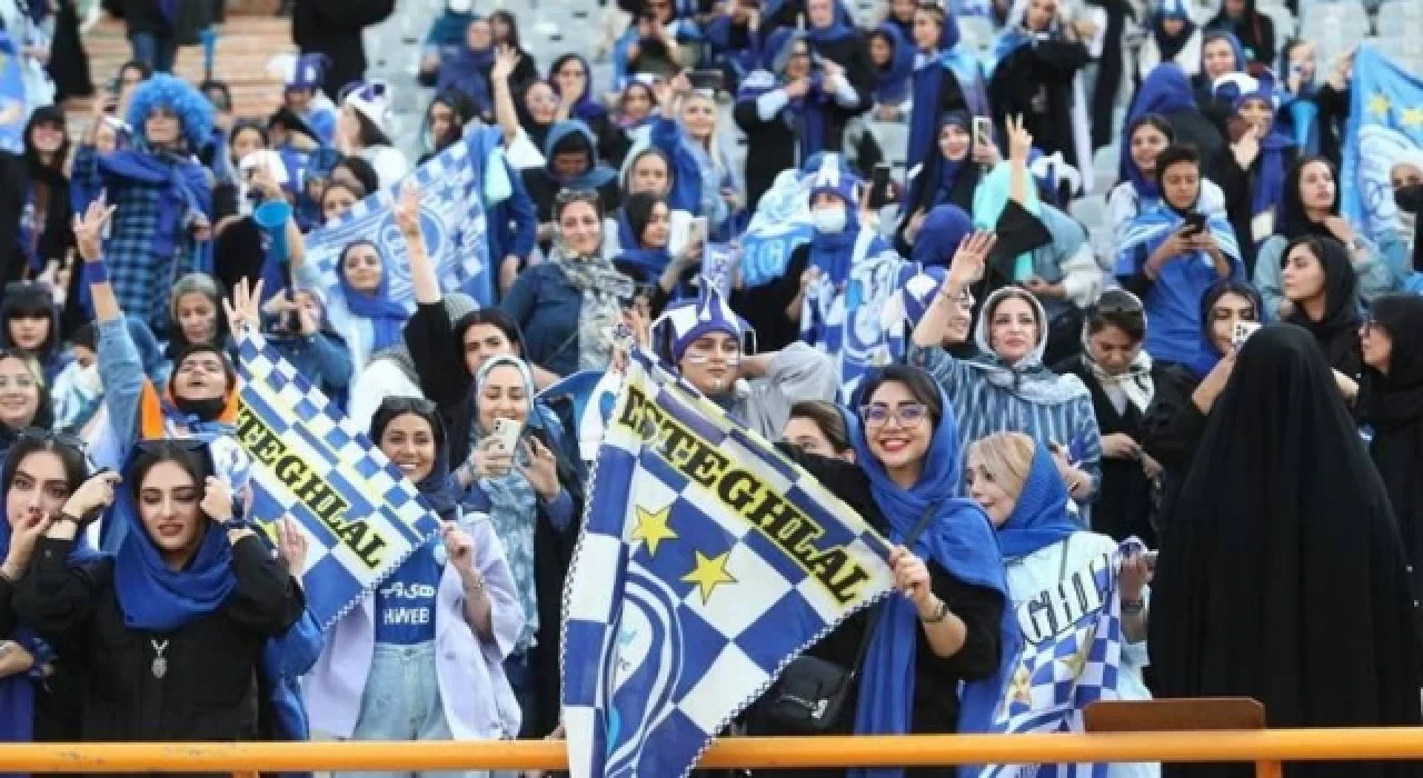 İran’da bir ilk gerçekleşti: Kadınlar tribünden futbol maçı izledi