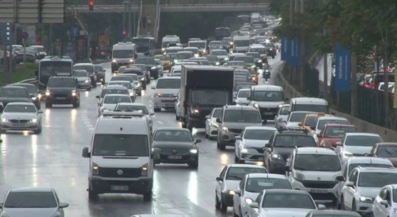 İstanbul’da yağmur başladı, trafikte yoğunluk yaşanıyor