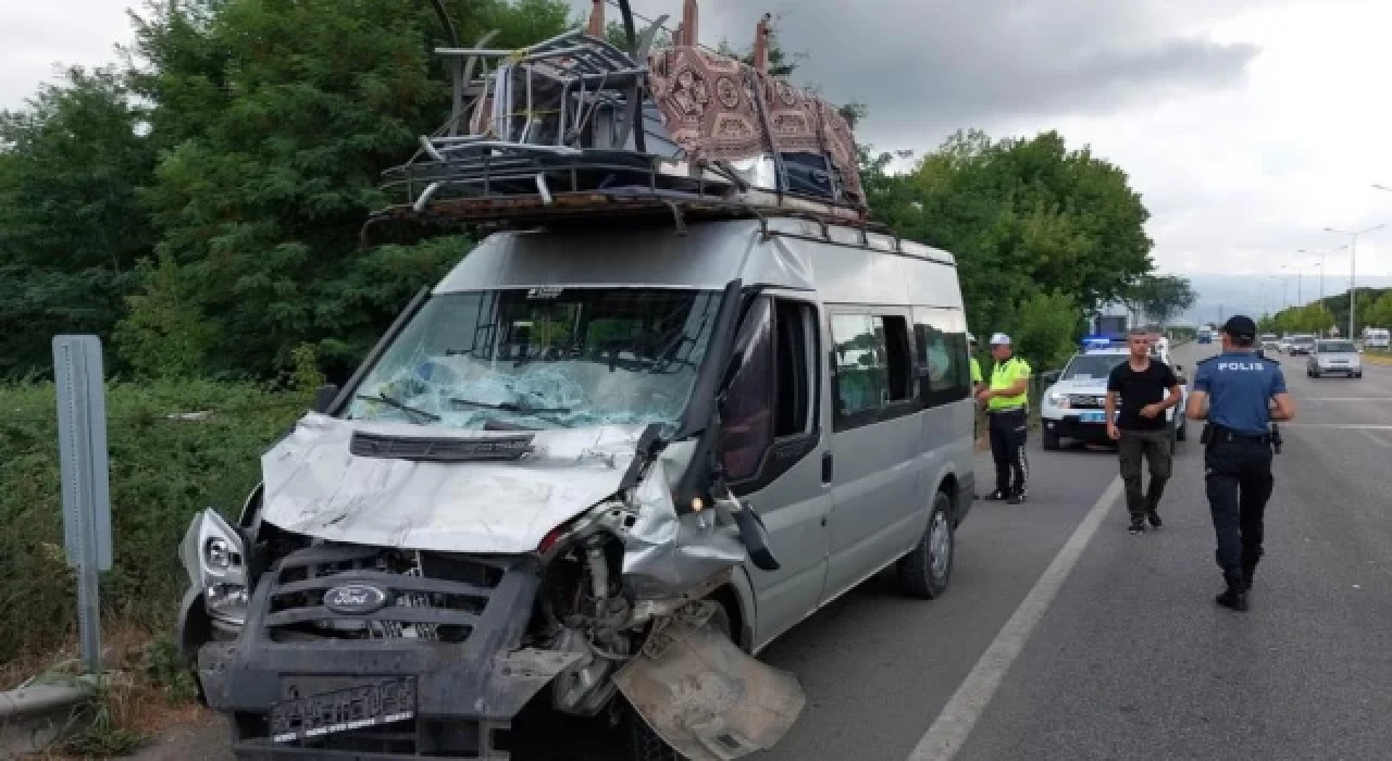 İstanbul’dan Ordu’ya fındık toplamaya giden ailelerin bulunduğu minibüs tırla çarpıştı: 14 yaralı var