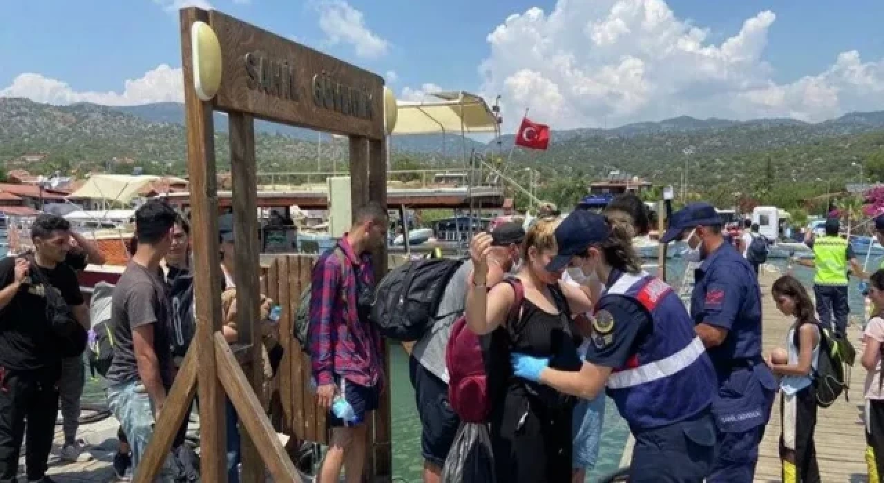 Kaçak göçmenleri 'Avrupa' diye Kekova Adası'na bıraktılar