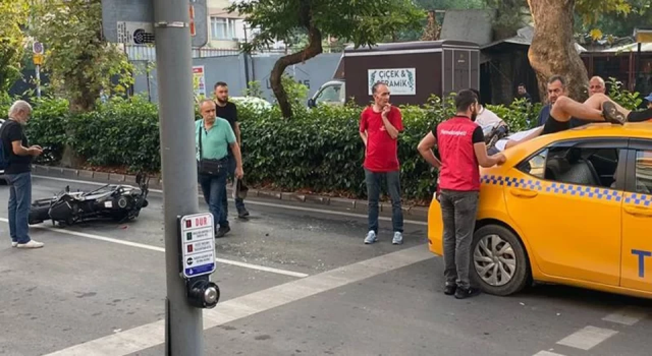 Kaza yapan motosikletli genç, taksinin üstüne düştü!