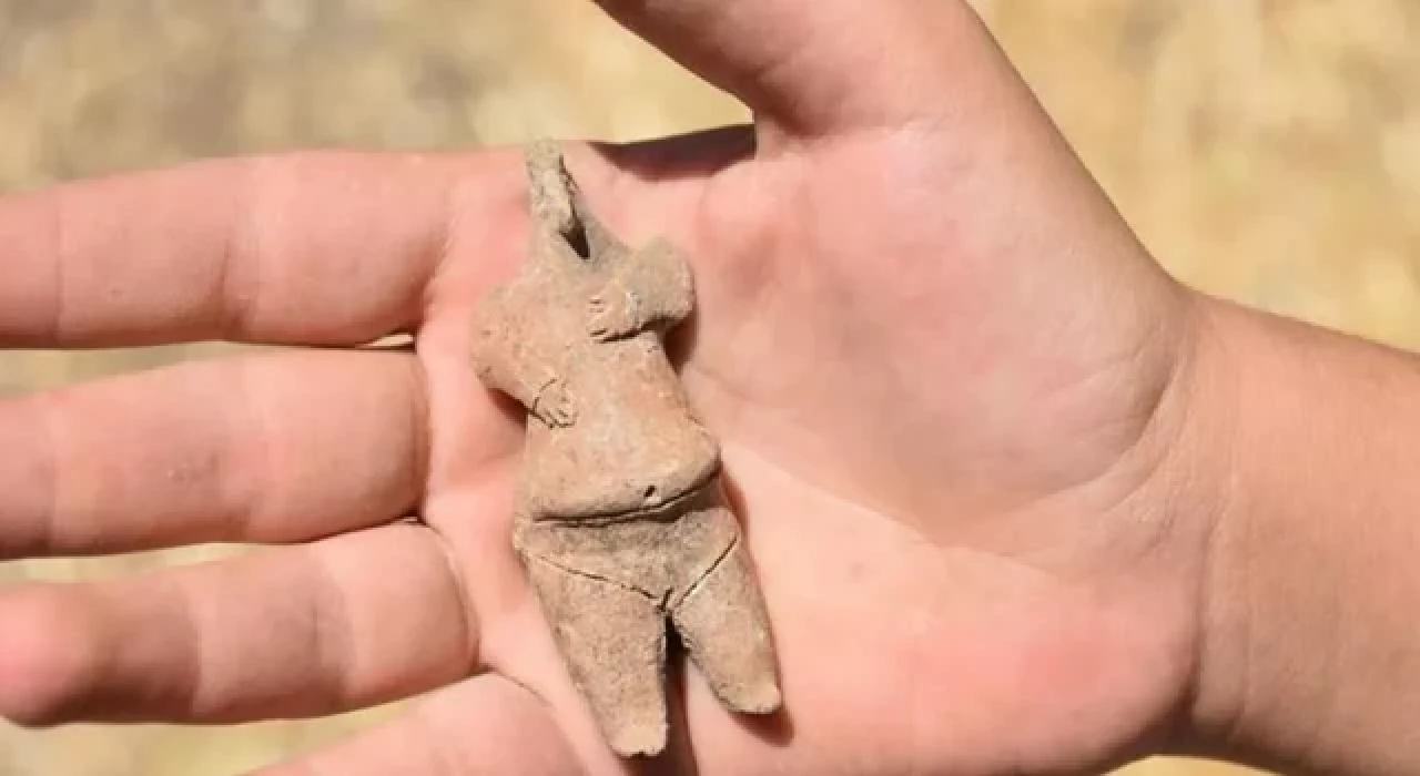 Ulucak Höyüğü'nde 7 bin 800 yıllık kadın figürlü heykel bulundu