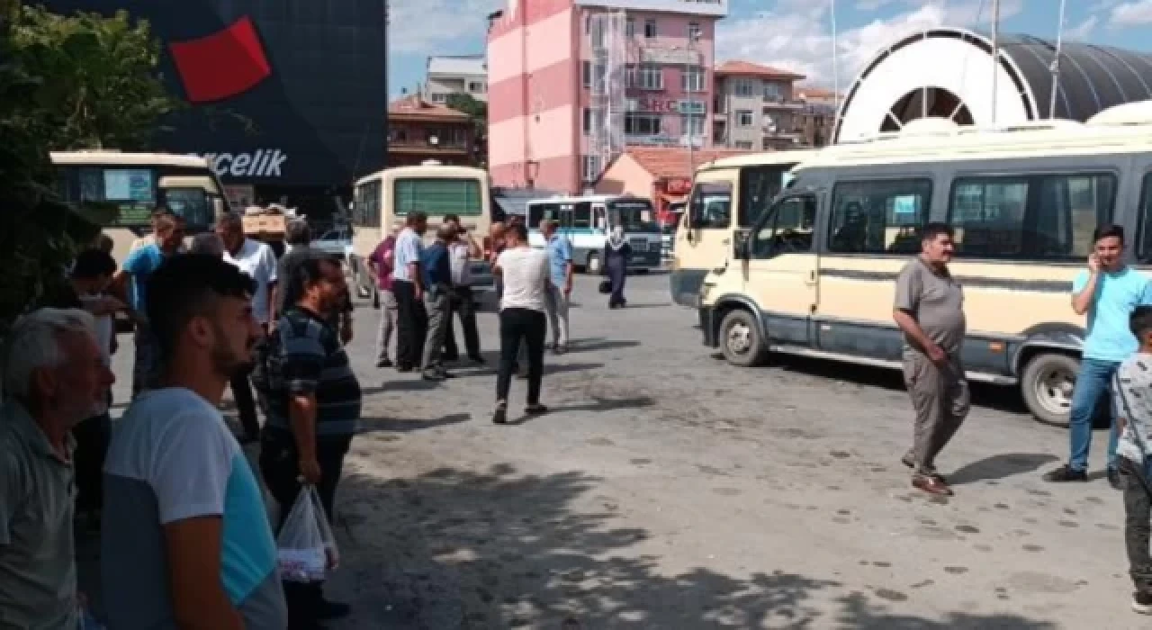 Yorgun mermi dolmuş camından uzattığı kolu buldu