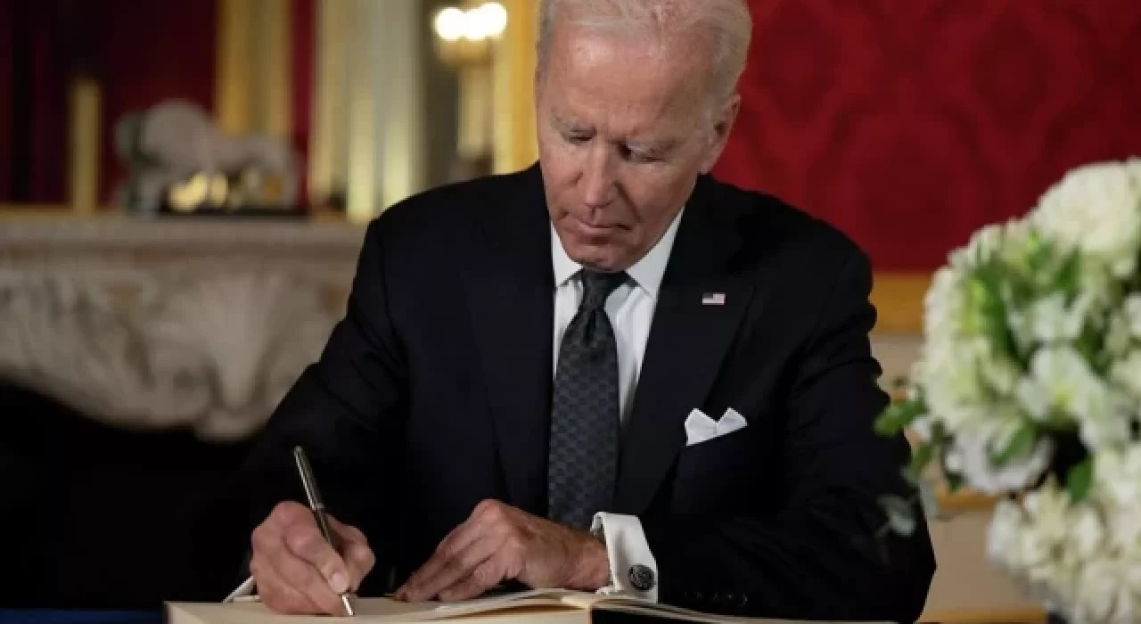 Biden, Kraliçe Elizabeth'in taziye defterine yazarken kopya çekti