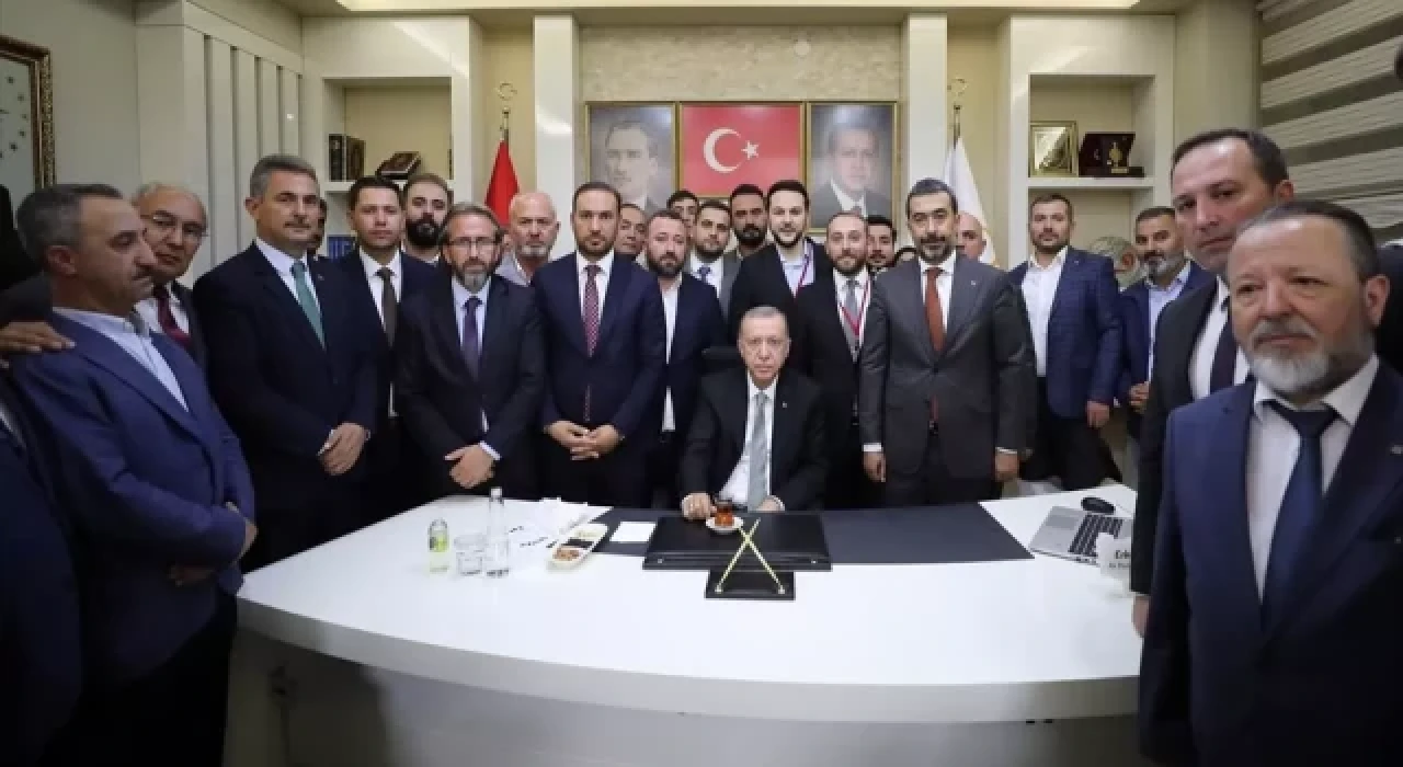 Cumhurbaşkanı Erdoğan, AK Parti Mamak İlçe Başkanlığı'nı ziyaret etti