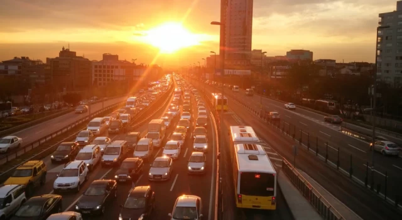 İstanbul'da "uyum haftası" kapsamında okulların açılmasıyla trafik arttı