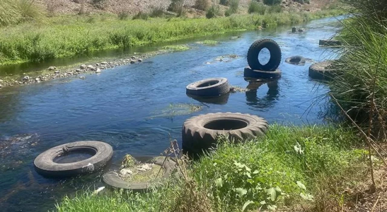 Karaçay Deresi lastik çöplüğüne döndü