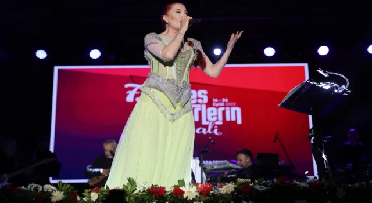 Kardeş Kültürlerin Festivali'nde Candan Erçetin sahne aldı