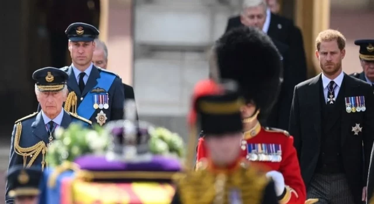 Kraliyet ailesinin eşliğinde Kraliçe Elizabeth Westminster Sarayı'na götürüldü