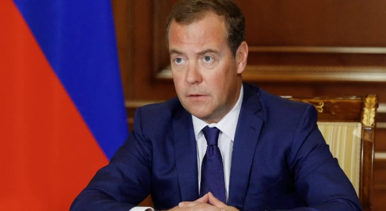 Medvedev: Almanya Rusya’ya hibrit savaş ilan etti