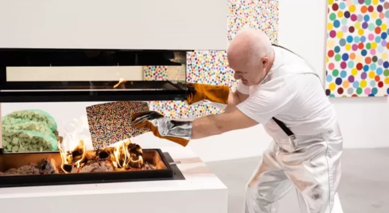 Damien Hirst, NFT’si satılan yüzlerce eserini yakıyor