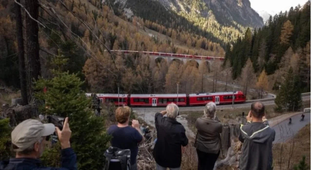 İsviçre'de dünyanın en uzun yolcu treni sefer yaptı