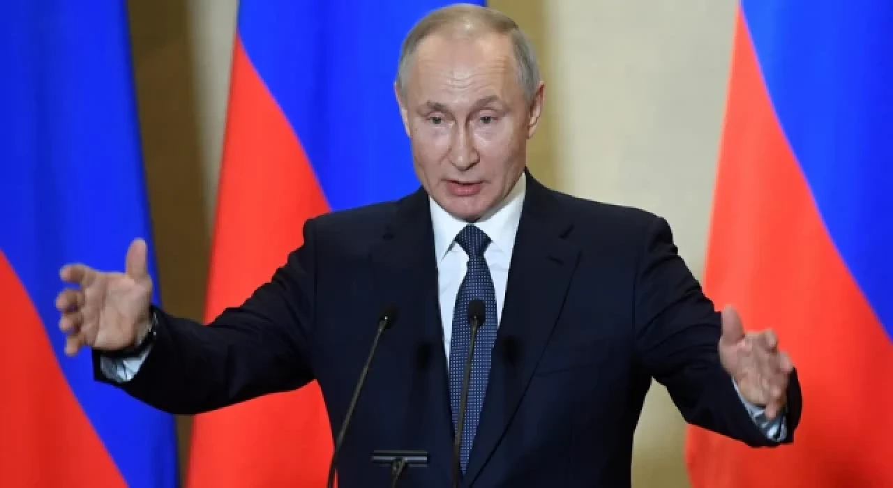 Putin: "Batı dünya ile tehlikeli, kirli bir oyun oynuyor"