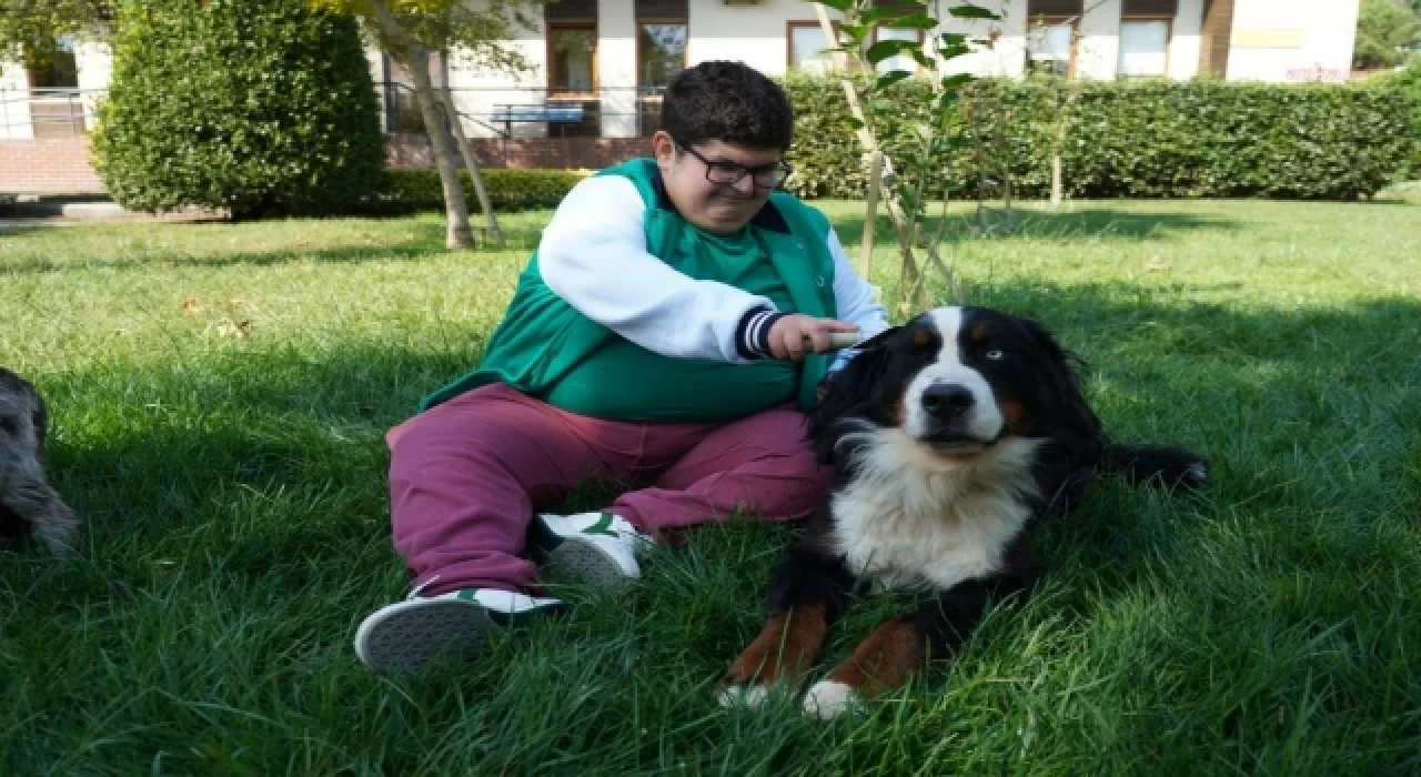 Sarıyer Belediyesi ve Koç Üniversitesi’nin iş birliği ile kurulan Engelli Çocuk ve Ailelerine Destek Merkezi (EÇADEM) özel çocukları eğitimli köpeklerle bir araya getirdi