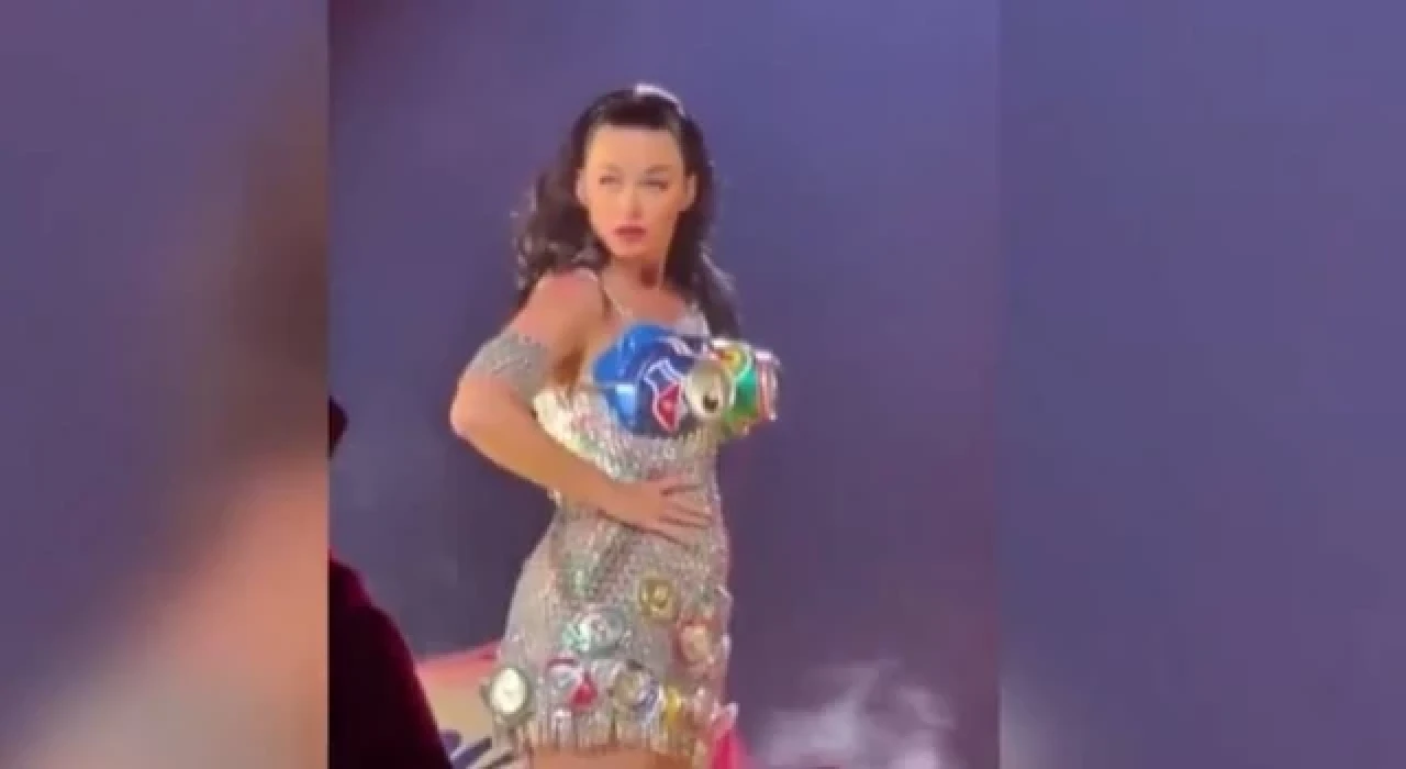 Şarkıcı Katy Perry sahnede korkuttu