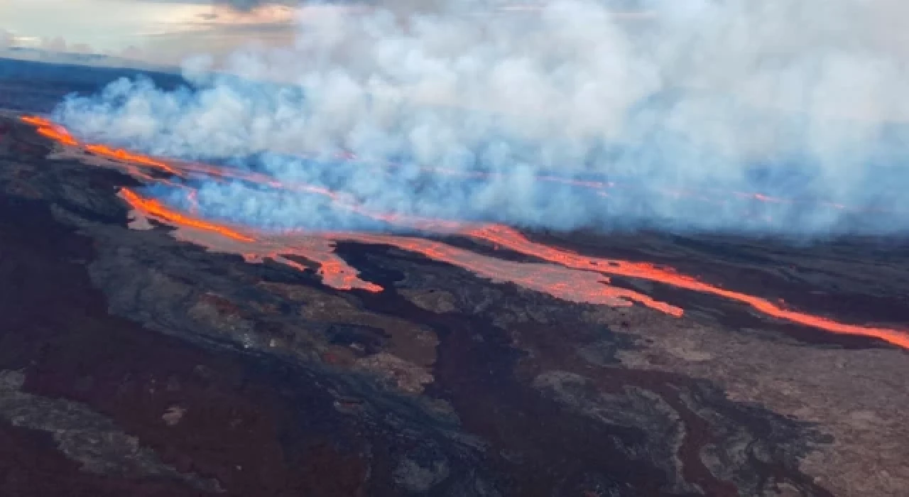 Hawai'deki d﻿ünyanın en büyük aktif yanardağı patladı