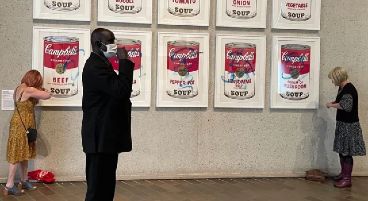 İklim aktivistleri, Warhol’un ünlü eserini hedef aldı