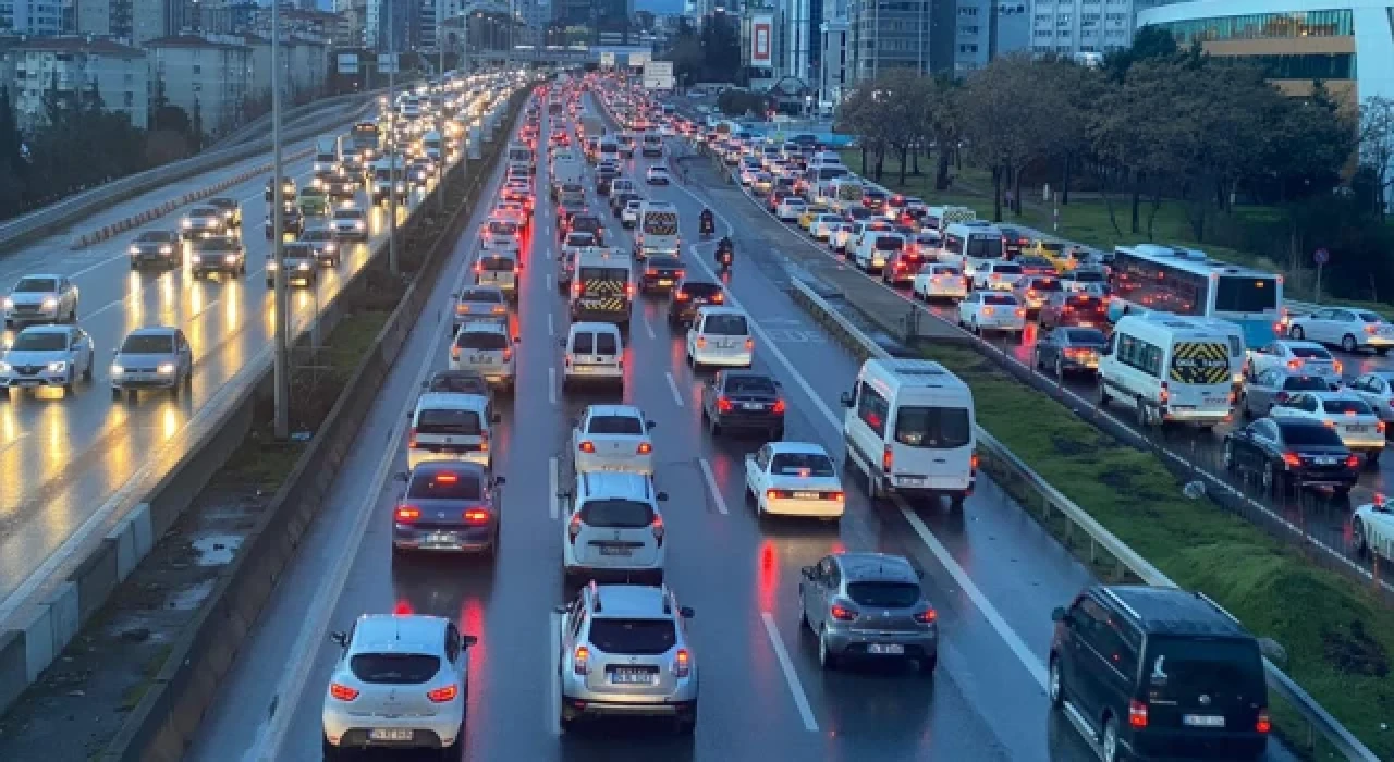 İstanbul'da yağış trafik yoğunluğunu artırdı