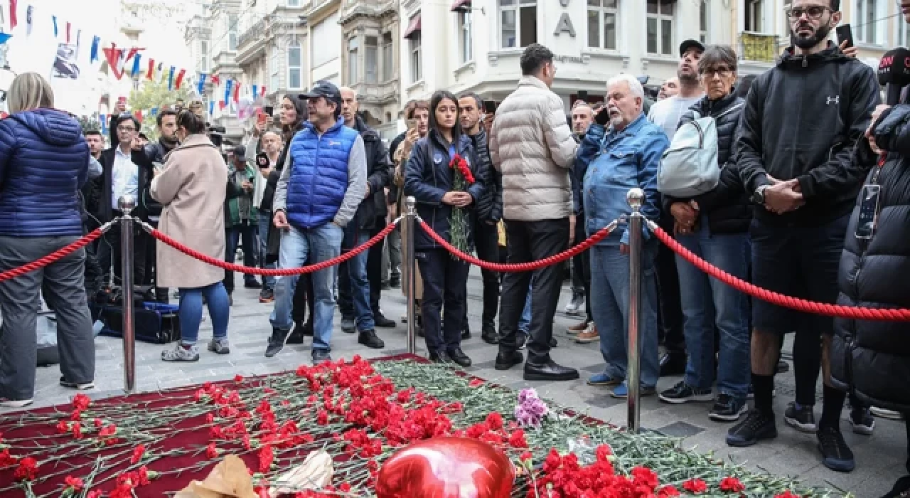 İstiklal Caddesi'ne vatandaşlardan kırmızı karanfil