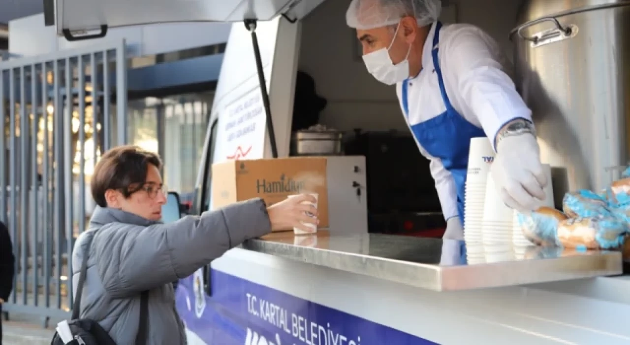 Kartal Belediyesi, üniversite öğrencilerine sıcak ikramlar sunuyor