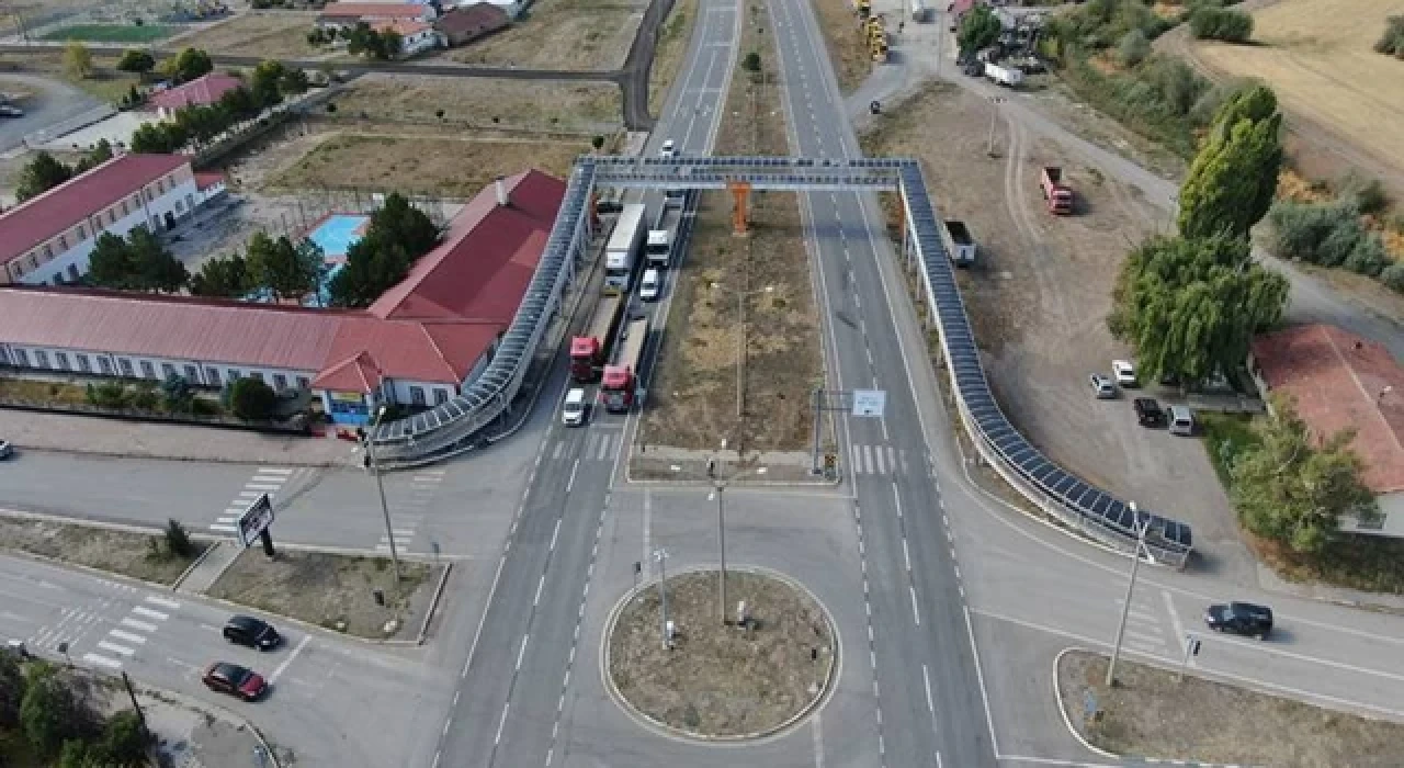 Sivas'ta bir garip üst geçit: 20 metrelik yol 200 metreye çıktı