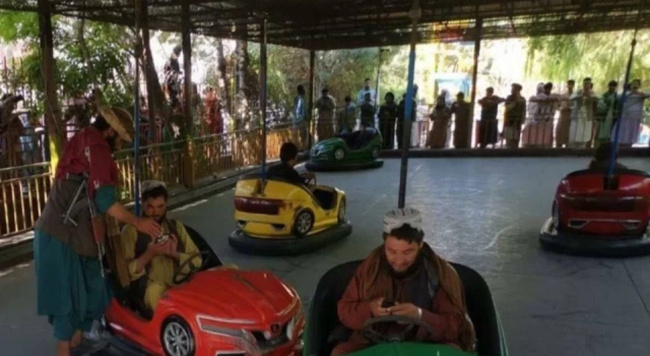 Taliban kadınların park ve lunaparklara girişini yasakladı